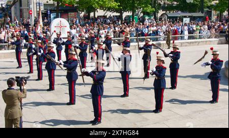 Exposition militaire par des fusionneurs de la Garde Royale devant la cathédrale Plaza Asunción Santander Cantabrie Espagne 11 mai 2024 Banque D'Images