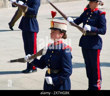 Exposition militaire par des fusionneurs de la Garde Royale devant la cathédrale Plaza Asunción Santander Cantabrie Espagne 11 mai 2024 Banque D'Images