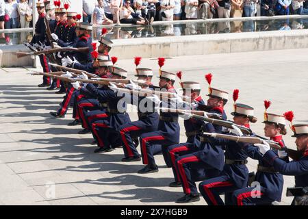 Exposition militaire par des fusionneurs de la Garde Royale devant la cathédrale Plaza Asunción Santander Cantabrie Espagne 11 mai 2024 Banque D'Images