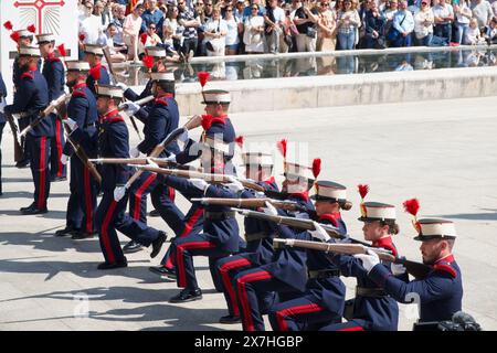 Exposition militaire par des fusionneurs de la Garde Royale devant la cathédrale Plaza Asunción Santander Cantabrie Espagne 11 mai 2024 Banque D'Images