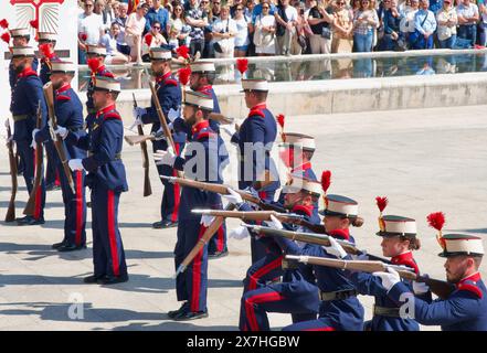 Exposition militaire par des fusionneurs de la Garde Royale devant la cathédrale Plaza Asunción Santander Cantabrie Espagne 11 mai 2024 Banque D'Images