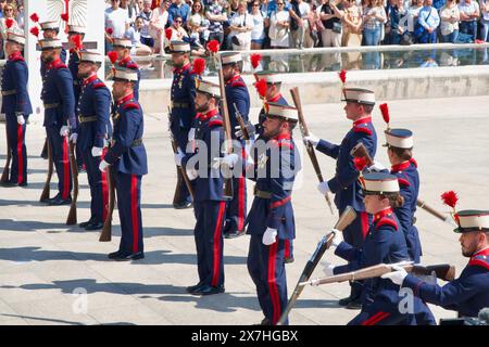 Exposition militaire par des fusionneurs de la Garde Royale devant la cathédrale Plaza Asunción Santander Cantabrie Espagne 11 mai 2024 Banque D'Images