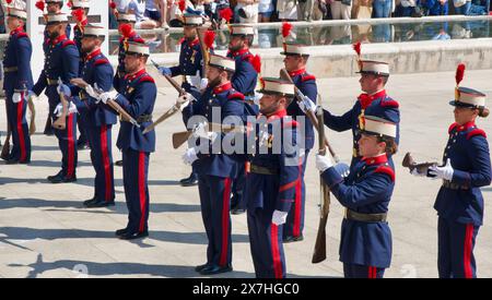 Exposition militaire par des fusionneurs de la Garde Royale devant la cathédrale Plaza Asunción Santander Cantabrie Espagne 11 mai 2024 Banque D'Images