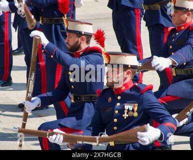 Exposition militaire par des fusionneurs de la Garde Royale devant la cathédrale Plaza Asunción Santander Cantabrie Espagne 11 mai 2024 Banque D'Images