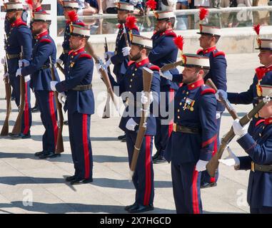 Exposition militaire par des fusionneurs de la Garde Royale devant la cathédrale Plaza Asunción Santander Cantabrie Espagne 11 mai 2024 Banque D'Images