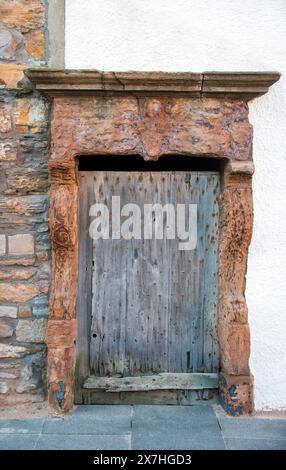 Vieille porte en bois, South Street, Elie et Earlsferry, Fife, Écosse, ROYAUME-UNI Banque D'Images