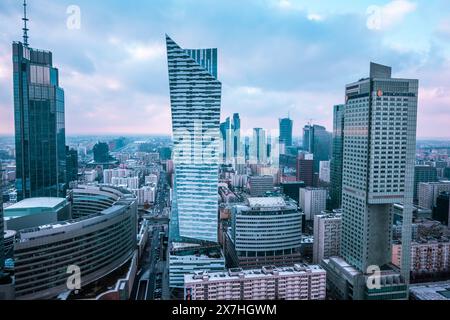 Vue panoramique des bâtiments modernes dans le centre de Varsovie, Pologne vu du Palais de la culture et de la Science Banque D'Images