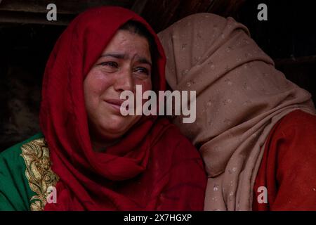 Shopian, Inde. 19 mai 2024. Des femmes cachemiriennes pleurent près du cadavre de l'ancien sarpanch tué ou chef de village lors de son cortège funéraire après que des militants présumés ont tiré sur lui hier soir sur son domicile à Heerpora Shopian, au sud de Srinagar. Un ancien sarpanch ou chef de village a été tué et un couple de touristes indiens blessé lors de deux grèves militantes distinctes à Shopian et Anantnag hier soir, avant les élections législatives de la circonscription de Baramulla au Jammu-et-Cachemire. (Photo de Faisal Bashir/SOPA images/Sipa USA) crédit : Sipa USA/Alamy Live News Banque D'Images