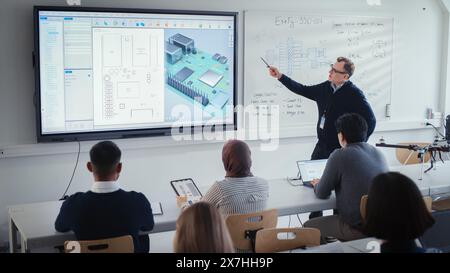 Enseignant masculin explique sur les composants de la carte mère d'ordinateur aux étudiants pendant la leçon à l'université. Utilisation du tableau blanc interactif. Modélisation 3D du circuit imprimé pour le concept d'équipement. Banque D'Images