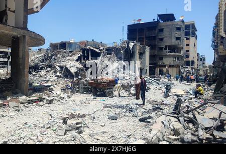 Les Palestiniens marchent dans la rue remplie de débris de bâtiments détruits, en raison des attaques israéliennes les Palestiniens marchent dans la rue remplie de débris de bâtiments détruits, en raison des attaques israéliennes, alors que l’ampleur des destructions se fait jour après le retrait des forces israéliennes du quartier d’al-Zaytoun dans la ville de Gaza, Gaza, le 20 mai 2024. Photo Khaled Daoud apaimages ville de Gaza bande de Gaza territoire palestinien 200524 Gaza KHD 0049 Copyright : xapaimagesxKhaledxDaoudxxapaimagesx Banque D'Images