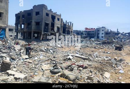 Les Palestiniens marchent dans la rue remplie de débris de bâtiments détruits, en raison des attaques israéliennes les Palestiniens marchent dans la rue remplie de débris de bâtiments détruits, en raison des attaques israéliennes, alors que l’ampleur des destructions se fait jour après le retrait des forces israéliennes du quartier d’al-Zaytoun dans la ville de Gaza, Gaza, le 20 mai 2024. Photo Khaled Daoud apaimages ville de Gaza bande de Gaza territoire palestinien 200524 Gaza KHD 007 Copyright : xapaimagesxKhaledxDaoudxxapaimagesx Banque D'Images