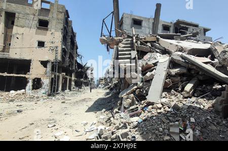 Les Palestiniens marchent dans la rue remplie de débris de bâtiments détruits, en raison des attaques israéliennes les Palestiniens marchent dans la rue remplie de débris de bâtiments détruits, en raison des attaques israéliennes, alors que l’ampleur des destructions se fait jour après le retrait des forces israéliennes du quartier d’al-Zaytoun dans la ville de Gaza, Gaza, le 20 mai 2024. Photo Khaled Daoud apaimages ville de Gaza bande de Gaza territoire palestinien 200524 Gaza KHD 0039 Copyright : xapaimagesxKhaledxDaoudxxapaimagesx Banque D'Images