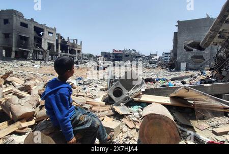 Les Palestiniens marchent dans la rue remplie de débris de bâtiments détruits, en raison des attaques israéliennes les Palestiniens marchent dans la rue remplie de débris de bâtiments détruits, en raison des attaques israéliennes, alors que l’ampleur des destructions se fait jour après le retrait des forces israéliennes du quartier d’al-Zaytoun dans la ville de Gaza, Gaza, le 20 mai 2024. Photo Khaled Daoud apaimages ville de Gaza bande de Gaza territoire palestinien 200524 Gaza KHD 0017 Copyright : xapaimagesxKhaledxDaoudxxapaimagesx Banque D'Images