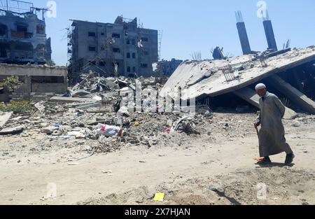 Les Palestiniens marchent dans la rue remplie de débris de bâtiments détruits, en raison des attaques israéliennes les Palestiniens marchent dans la rue remplie de débris de bâtiments détruits, en raison des attaques israéliennes, alors que l’ampleur des destructions se fait jour après le retrait des forces israéliennes du quartier d’al-Zaytoun dans la ville de Gaza, Gaza, le 20 mai 2024. Photo Khaled Daoud apaimages ville de Gaza bande de Gaza territoire palestinien 200524 Gaza KHD 0032 Copyright : xapaimagesxKhaledxDaoudxxapaimagesx Banque D'Images