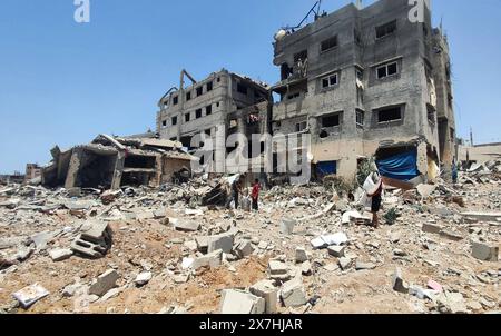 Les Palestiniens marchent dans la rue remplie de débris de bâtiments détruits, en raison des attaques israéliennes les Palestiniens marchent dans la rue remplie de débris de bâtiments détruits, en raison des attaques israéliennes, alors que l’ampleur des destructions se fait jour après le retrait des forces israéliennes du quartier d’al-Zaytoun dans la ville de Gaza, Gaza, le 20 mai 2024. Photo Khaled Daoud apaimages ville de Gaza bande de Gaza territoire palestinien 200524 Gaza KHD 0014 Copyright : xapaimagesxKhaledxDaoudxxapaimagesx Banque D'Images