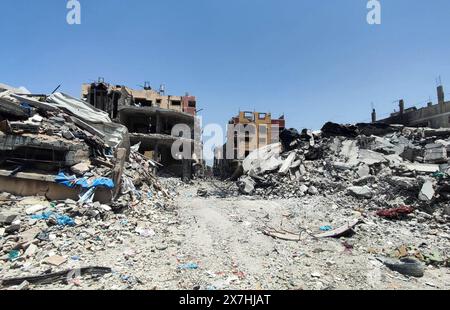 Les Palestiniens marchent dans la rue remplie de débris de bâtiments détruits, en raison des attaques israéliennes les Palestiniens marchent dans la rue remplie de débris de bâtiments détruits, en raison des attaques israéliennes, alors que l’ampleur des destructions se fait jour après le retrait des forces israéliennes du quartier d’al-Zaytoun dans la ville de Gaza, Gaza, le 20 mai 2024. Photo Khaled Daoud apaimages ville de Gaza bande de Gaza territoire palestinien 200524 Gaza KHD 0047 Copyright : xapaimagesxKhaledxDaoudxxapaimagesx Banque D'Images