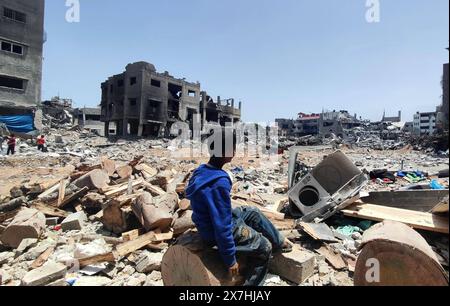 Les Palestiniens marchent dans la rue remplie de débris de bâtiments détruits, en raison des attaques israéliennes les Palestiniens marchent dans la rue remplie de débris de bâtiments détruits, en raison des attaques israéliennes, alors que l’ampleur des destructions se fait jour après le retrait des forces israéliennes du quartier d’al-Zaytoun dans la ville de Gaza, Gaza, le 20 mai 2024. Photo Khaled Daoud apaimages ville de Gaza bande de Gaza territoire palestinien 200524 Gaza KHD 0018 Copyright : xapaimagesxKhaledxDaoudxxapaimagesx Banque D'Images