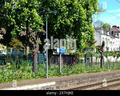 Chemin de fer et panneau pour Auvers-sur-Oise, France. Banque D'Images