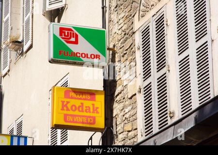 La publicité des films Fuji et Kodak films est apposée sur le magasin français Banque D'Images