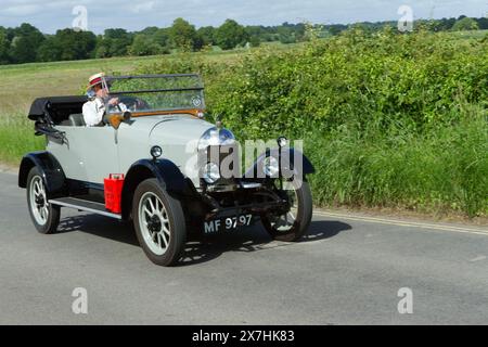 Vintage Bull Nose Morris roadster open top voiture de tourisme sur route de campagne Banque D'Images