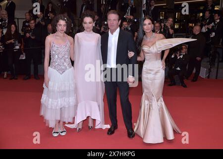 Cannes, France. 19 mai 2024. CANNES, FRANCE - 19 MAI : Dennis Quaid, Coralie Fargeat, Margaret Qualley, demi Moore assistent au tapis rouge « The substance » au 77e Festival de Cannes au Palais des Festivals le 19 mai 2024 à Cannes, France. Crédit : dpa/Alamy Live News Banque D'Images