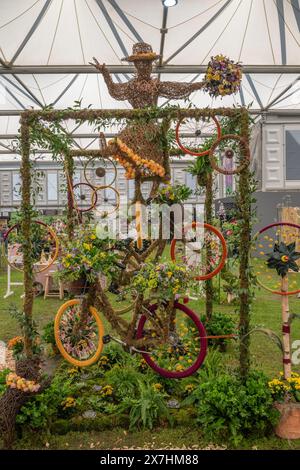 Royal Hospital, Chelsea, Londres, Royaume-Uni. 20 mai 2024. La journée presse et VIP au RHS Chelsea Flower Show 2024 ouvre au public du 21 mai au 25 mai. Image : Judith Blacklock - Belgravia in Bloom, une installation utilisant des vélos recyclés de Westminster Wheels et décorés avec des matériaux végétaux. Crédit : Malcolm Park/Alamy Live News Banque D'Images