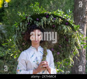 Royal Hospital, Chelsea, Londres, Royaume-Uni. 20 mai 2024. Journée presse et VIP au RHS Chelsea Flower Show 2024 qui ouvre au public du 21 mai au 25 mai. Image : L'actrice de Game of Thrones Indira Varma pose avec un parapluie floral sur le jardin d'aide à l'eau. Crédit : Malcolm Park/Alamy Live News Banque D'Images