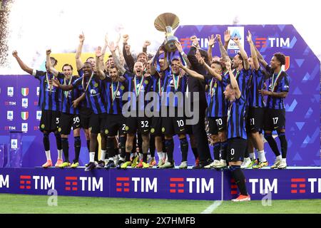 Milan, Italie. 19 mai 2024. Les joueurs du FC Internazionale célèbrent la victoire du championnat italien de Serie A le match de football de Serie A entre le FC Internazionale et le SS Lazio au Stadio Giuseppe Meazza le 19 mai 2024 à Milan Italie . Crédit : Marco Canoniero/Alamy Live News Banque D'Images