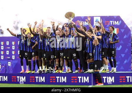 Milan, Italie. 19 mai 2024. Les joueurs du FC Internazionale célèbrent la victoire du championnat italien de Serie A le match de football de Serie A entre le FC Internazionale et le SS Lazio au Stadio Giuseppe Meazza le 19 mai 2024 à Milan Italie . Crédit : Marco Canoniero/Alamy Live News Banque D'Images