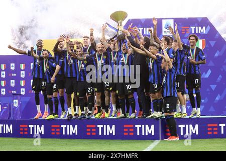 Milan, Italie. 19 mai 2024. Les joueurs du FC Internazionale célèbrent la victoire du championnat italien de Serie A le match de football de Serie A entre le FC Internazionale et le SS Lazio au Stadio Giuseppe Meazza le 19 mai 2024 à Milan Italie . Crédit : Marco Canoniero/Alamy Live News Banque D'Images