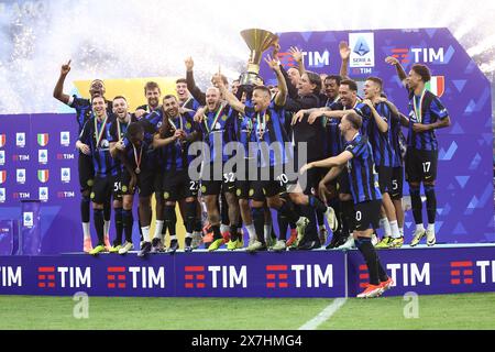 Milan, Italie. 19 mai 2024. Les joueurs du FC Internazionale célèbrent la victoire du championnat italien de Serie A le match de football de Serie A entre le FC Internazionale et le SS Lazio au Stadio Giuseppe Meazza le 19 mai 2024 à Milan Italie . Crédit : Marco Canoniero/Alamy Live News Banque D'Images