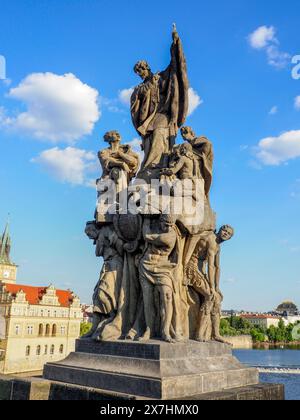 Prague, République tchèque - 10 mai 2024 : la statue baroque de Saint François Xavier du pont Charles par F. M. Brokof 1711. Banque D'Images