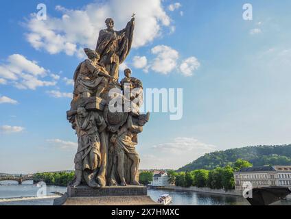 Prague, République tchèque - 10 mai 2024 : la statue baroque de Saint François Xavier du pont Charles par F. M. Brokof 1711. Banque D'Images