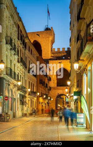 Rue dans la vieille ville avec Torres de quart porte médiévale en arrière-plan, Valence, Espagne Banque D'Images