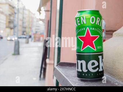 Prague, République tchèque - 10 mai 2024 : une canette de bière Heineken se tient sur le rebord d'une fenêtre dans la rue Banque D'Images