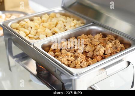 Plateau avec portion de croûtes de porc et autres délices - collation traditionnelle brésilienne Banque D'Images