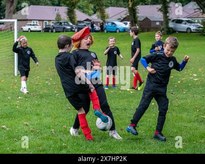 Bo'Ness, Écosse, Royaume-Uni. 7 septembre 2020 : jeunes footballeurs collectant des fonds pour la charité à Bo'Nness. Banque D'Images