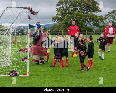 Bo'Ness, Écosse, Royaume-Uni. 7 septembre 2020 : jeunes footballeurs collectant des fonds pour la charité à Bo'Nness. Banque D'Images