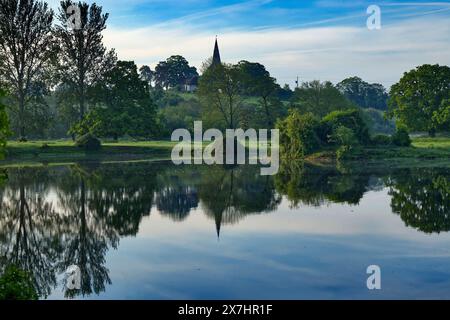 Tôt le matin à Kingfisher Water dans Harrold-Odell Country Park, Befordshire, Royaume-Uni. Le clocher de l'église de Chellington se reflète dans l'eau Banque D'Images