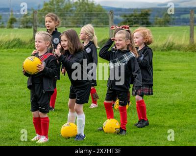 Bo'Ness, Écosse, Royaume-Uni. 7 septembre 2020 : jeunes footballeurs collectant des fonds pour la charité à Bo'Nness. Banque D'Images