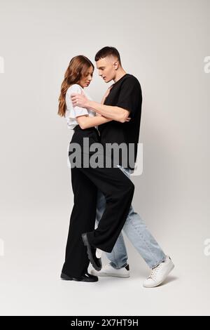 Un homme et une femme se balancent gracieusement ensemble dans une danse intime, mettant en valeur leur amour et leur connexion. Banque D'Images