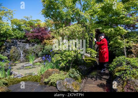 Londres, Royaume-Uni. 20 mai 2024. Un pensionné de Chelsea voit le jardin MOROTO no IE, conçu par Kazuyuki Ishihara, le jour des membres du RHS Chelsea Flower Show dans le parc du Royal Hospital Chelsea. Le spectacle se déroule jusqu'au 25 mai 2024. Credit : Stephen Chung / Alamy Live News Banque D'Images