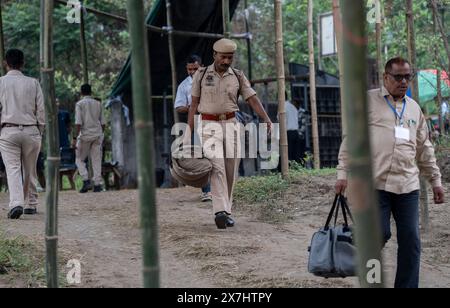 Barpeta, Inde. 6 mai 2024. Des policiers arrivent avec des bagages pour partir pour le bureau de vote attribué, à la veille de la troisième phase des élections générales le 6 mai 2024 à Barpeta, en Inde. Banque D'Images