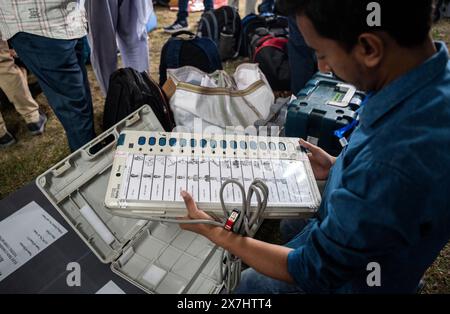 Barpeta, Inde. 6 mai 2024. Les responsables du scrutin vérifient les machines à vote électronique (MVE) avant de partir pour le bureau de vote attribué, à la veille de la troisième phase des élections générales le 6 mai 2024 à Barpeta, en Inde. Banque D'Images