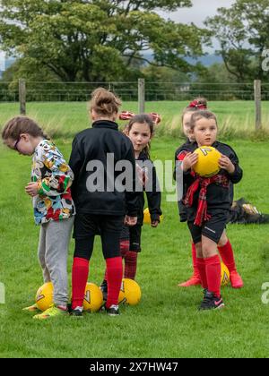 Bo'Ness, Écosse, Royaume-Uni. 7 septembre 2020 : jeunes footballeurs collectant des fonds pour la charité à Bo'Nness. Banque D'Images