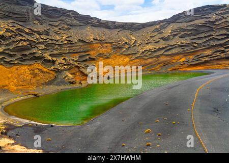 Charco de los Clicos ou Lago de los Clicos. Un beau lac vert à l'intérieur du volcan El Golfo. Lanzarote, Îles Canaries, Espagne Banque D'Images