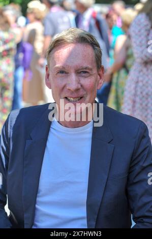 Londres, Royaume-Uni. 20 mai 2024. Frank Gardner OBE TD VR FRGS (journaliste et auteur) au RHS Chelsea Flower Show 2024. Chelsea est l'événement de fleurs et de jardins le plus prestigieux au monde. Le spectacle de six jours attire environ 168 000 visiteurs, y compris des membres de la famille royale, et est le summum des événements floraux et de jardin mettant en vedette des jardins de spectacle d'avant-garde, un design de pointe et des concepts artisanaux, semblables à la Fashion week de Londres. Le cœur du spectacle est le Grand Pavillon de 12 000 m2, qui accueille de superbes expositions florales et des pépinières mondiales présentant des plantes, des arbustes et des arbres. Crédit : MIC Banque D'Images