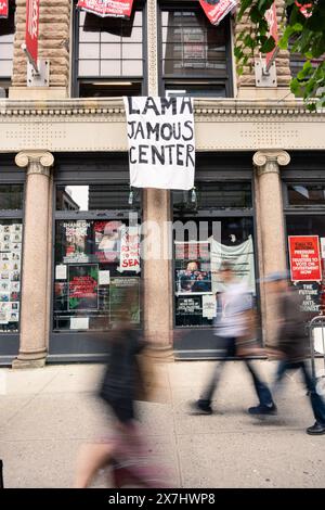 Des banderoles protestant contre les liens financiers avec Israël sont accrochées à l’extérieur d’un bâtiment administratif de la New School, que les manifestants étudiants occupant le bâtiment ont rebaptisé le « Lama Jamous Center » à Lower Manhattan, NY, le samedi 18 mai 2024. Lama Jamous est une aspirante journaliste palestinienne de neuf ans qui a amassé un large public sur les médias sociaux pour ses reportages en direct depuis Gaza depuis le 7 octobre 2023. (Photo de Cristina Matuozzi/ Sipa USA) Banque D'Images