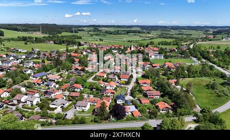 Tutzing, Bayern, Deutschland 20. Mai 2024 : Ein Frühsommertag dans Tutzing Landkreis Starnberg. Hier der Blick per Drohne auf den Ortsteil Traubing *** Tutzing, Bavière, Allemagne 20 mai 2024 une journée de début d'été à Tutzing, district de Starnberg Voici une vue par drone du district de Traubing Banque D'Images