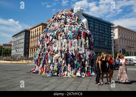 Venere degli Stracci de Michel-Ange Pistoletto à Naples, Piazza Municipio, mêlant art classique et éléments contemporains Banque D'Images